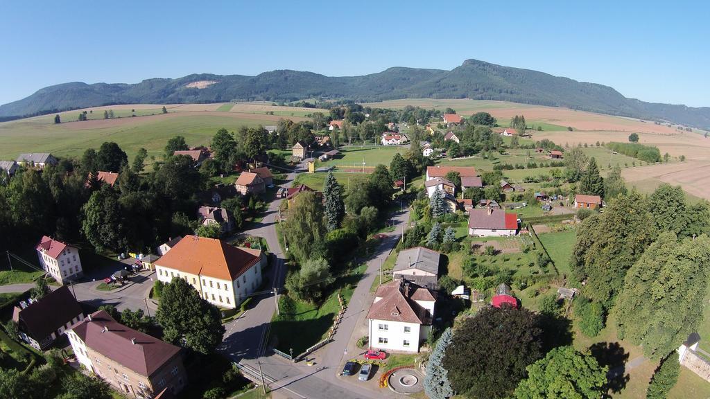 Ferienwohnung Restaurace Na Krizovatce Božanov Exterior foto